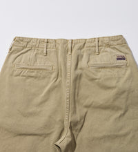 画像をギャラリービューアに読み込む, CHINO TROUSERS Beige sulfur dyed