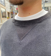 Cargar imagen en el visor de la galería, Camisetas de sudor con cuello redondo usado negro