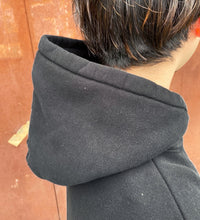 Carica l'immagine nel visualizzatore di Gallery, Felpa con cappuccio nero.